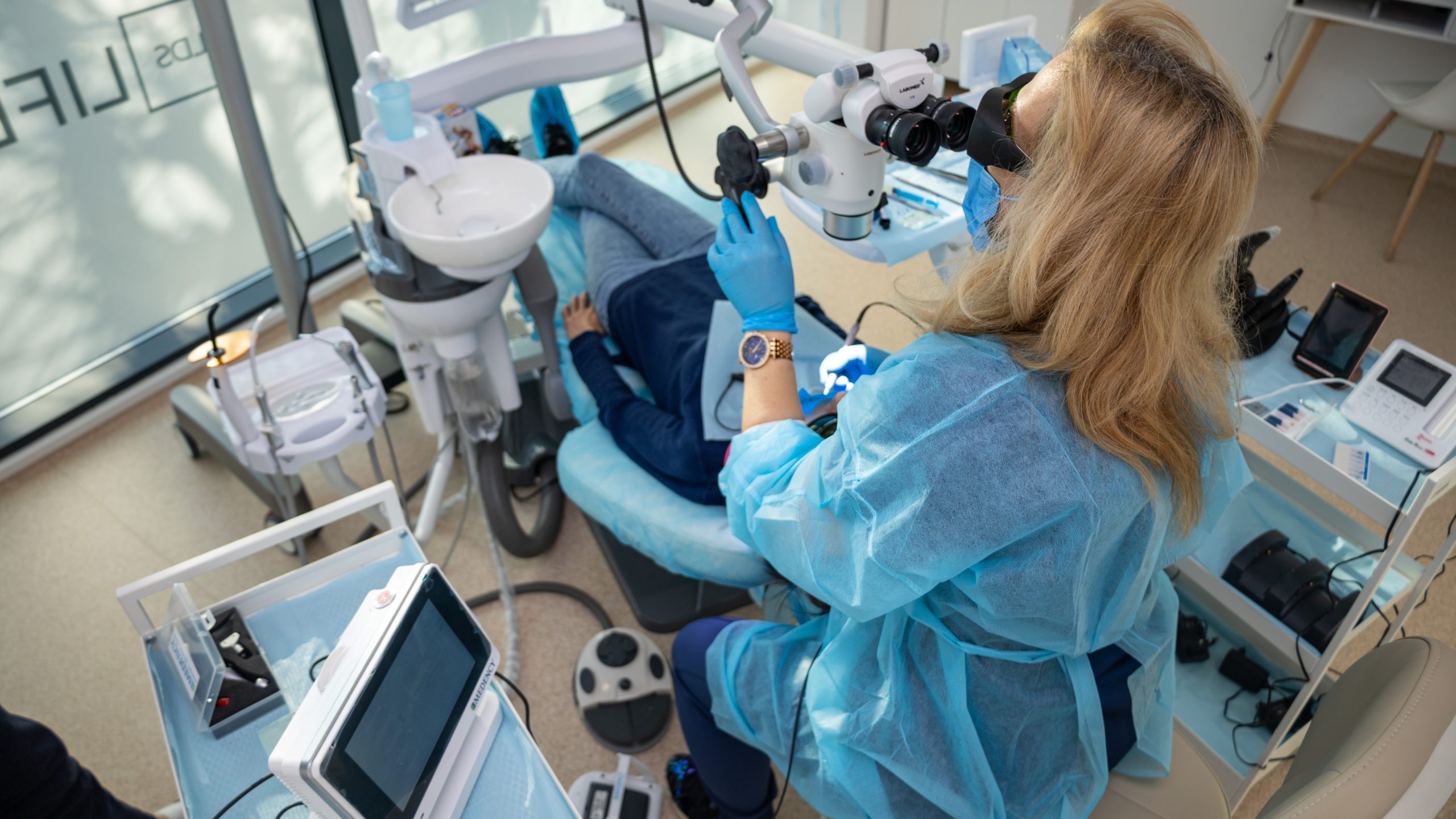 tratament de canal la microscop si asistat laser